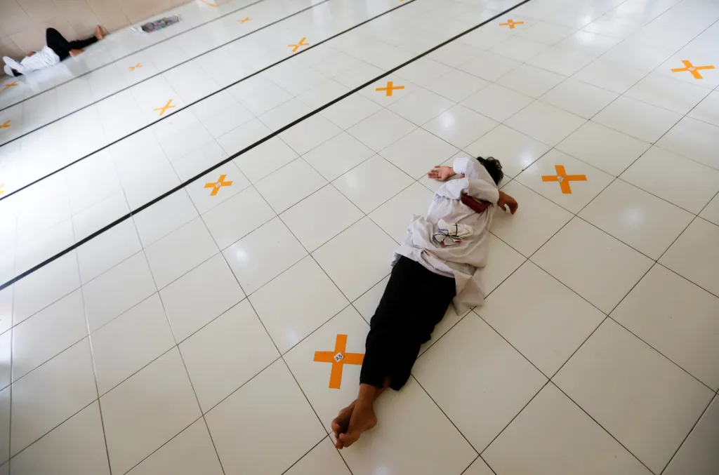 Muslimští studenti z internátní školy Daarul Qur'an Al Kautsar v indonéském Bogoru v provincii Západní Jáva studují Korán