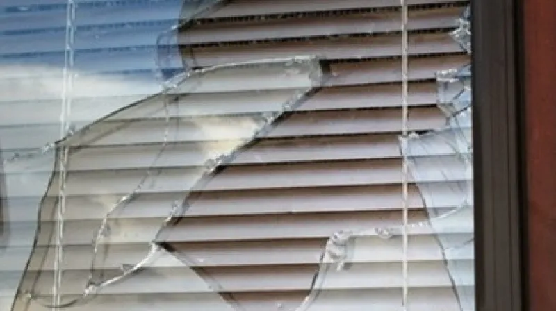 Útočníci vysklili okna