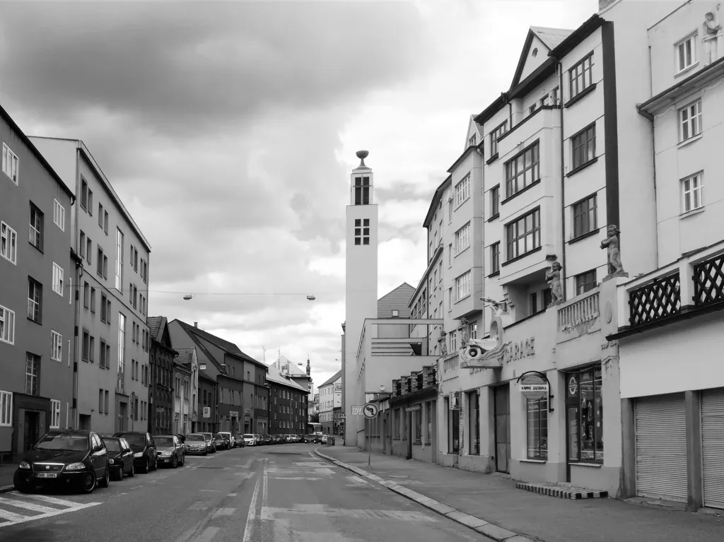 Tábor. V době první republiky se v Táboře postavilo několik zajímavých staveb. Kostel církve československé husitské, budova národní banky, okresní úřad, Švehlův most. Po těchto stavbách vás s výkladem provedou architekti Karolína Koubová a Ondřej Chudý.