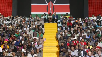 Keňané naslouchají Obamově projevu na stadionu v Nairobi