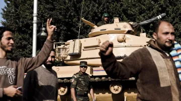 Egyptské vládní tanky hlídají prezidentský palác během bojů