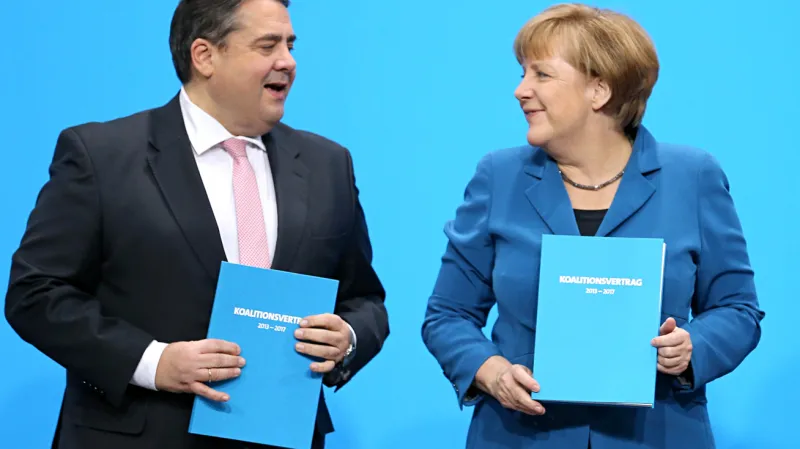 Sigmar Gabriel a Angela Merkelová s koaliční smlouvou