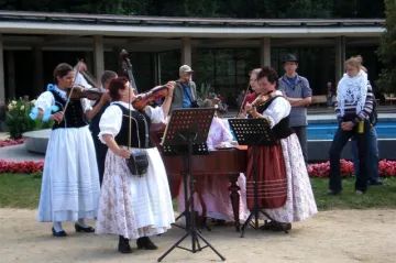 Obyvatelé Koštic na vyhlášení výsledků soutěže Vesnice roku 2012