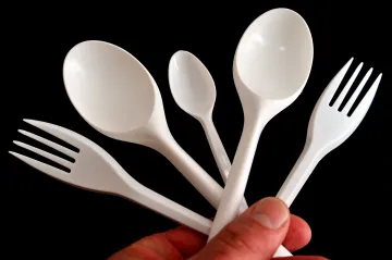 Člověk zkonzumuje pět gramů plastů týdně, uvádí studie. Množství odpovídá snědení kreditní karty