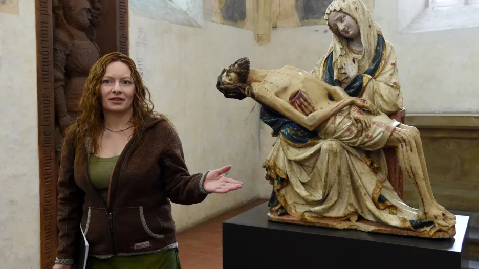 Historička Jana Hrbáčová u Křivákovy Piety
