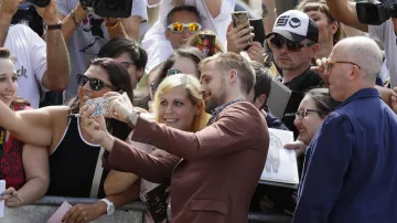 Ryan Gosling se fotí s fanynkami před uvedením zahajovacího filmu První člověk, v němž hraje Neila Armstronga