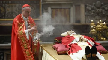 Věřící se naposledy rozloučili s papežem Benediktem