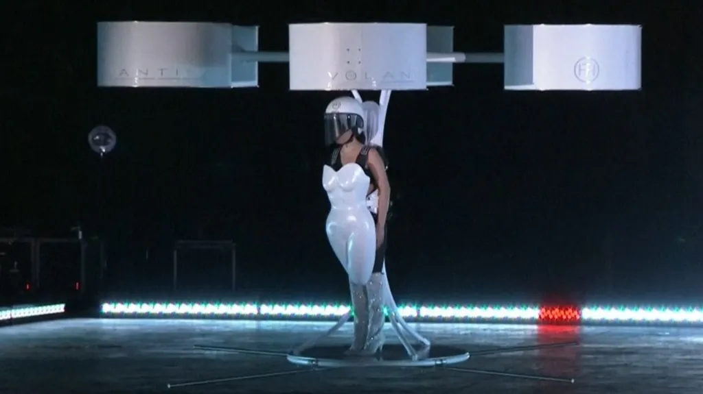 Lady Gaga v létajících šatech