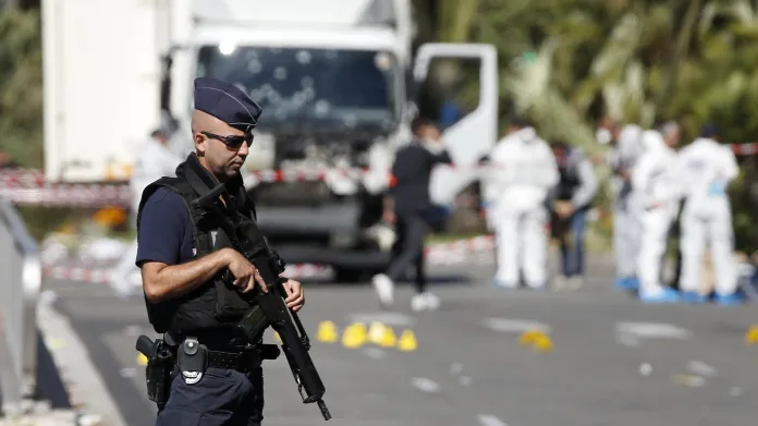 Policejní hlídky na promenádě v Nice po zdejším teroristickém útoku v červenci 2016