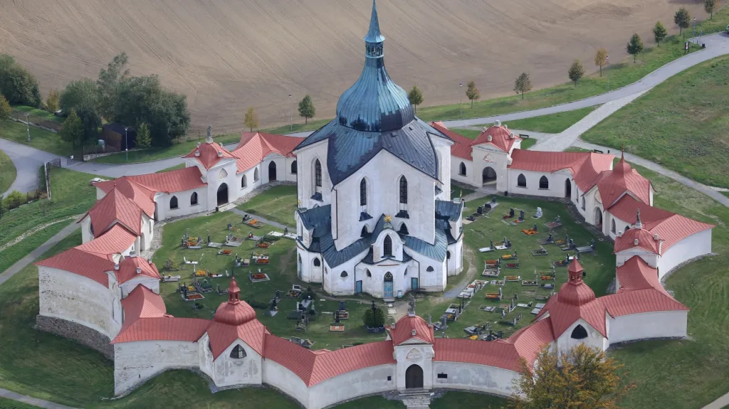 Pohled na Zelenou horu dnes tak líbezný není, kostel zakrývá lešení
