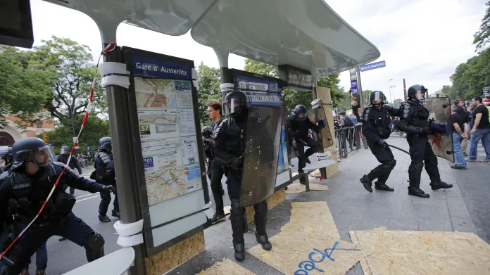 Násilnosti během demonstrací v Paříži