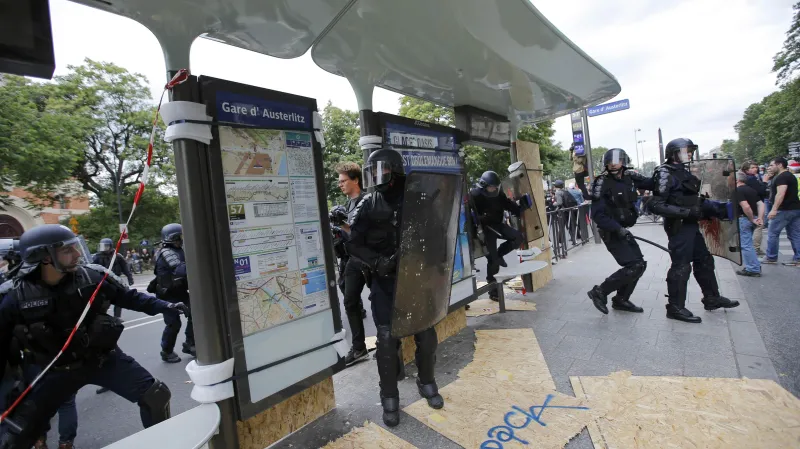 Násilnosti během demonstrací v Paříži