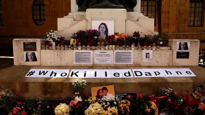 Improvizovaný pomník Caruanové Galiziové a slovenského novináře Kuciaka a jeho snoubenky ve Valettě