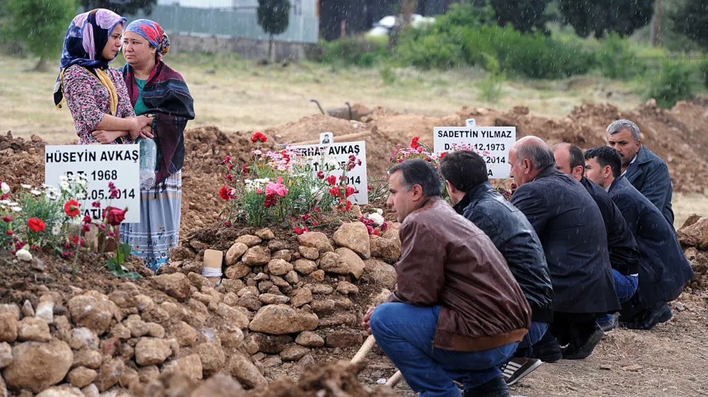 Hroby obětí důlního neštěstí v Turecku