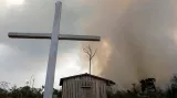 Katolický kostel v amazonském pralese, u kterého se šíří rozsáhlý požár