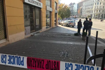 V klenotnictví v centru Brna zloději vytrhli mříž a odnesli šperky a hodinky za dvacet milionů