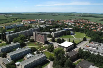 Profesor, který se v Itálii nakazil koronavirem, po návratu ještě učil. Univerzita zavřela, hledá jeho studenty