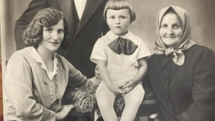 Vladislav Trampota s rodiči a babičkou