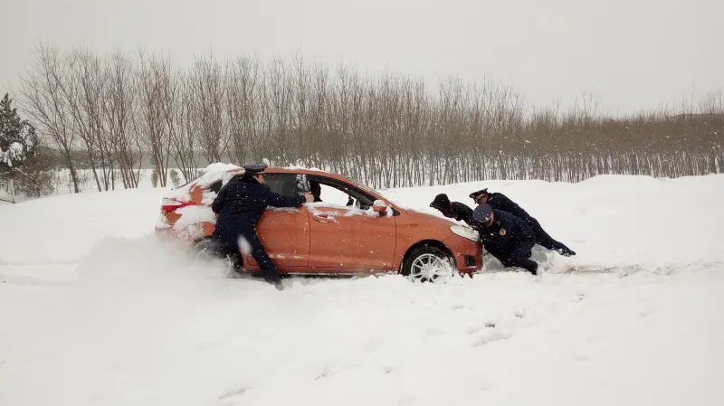 Čína bojuje s přívaly sněhu