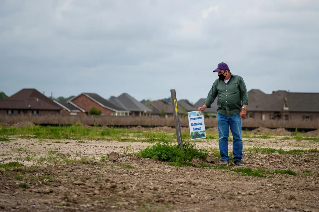 Domorodí obyvatelé z amerického státu Louisiana se stěhují. Stoupající moře pohlcuje jejich domovy