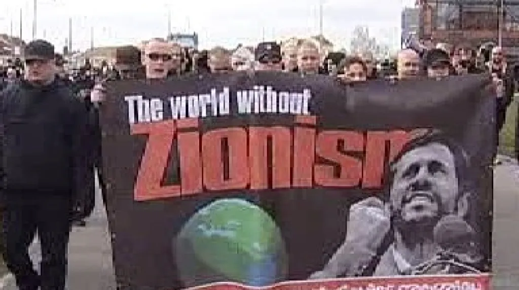 Extremisté pochodují Plzní