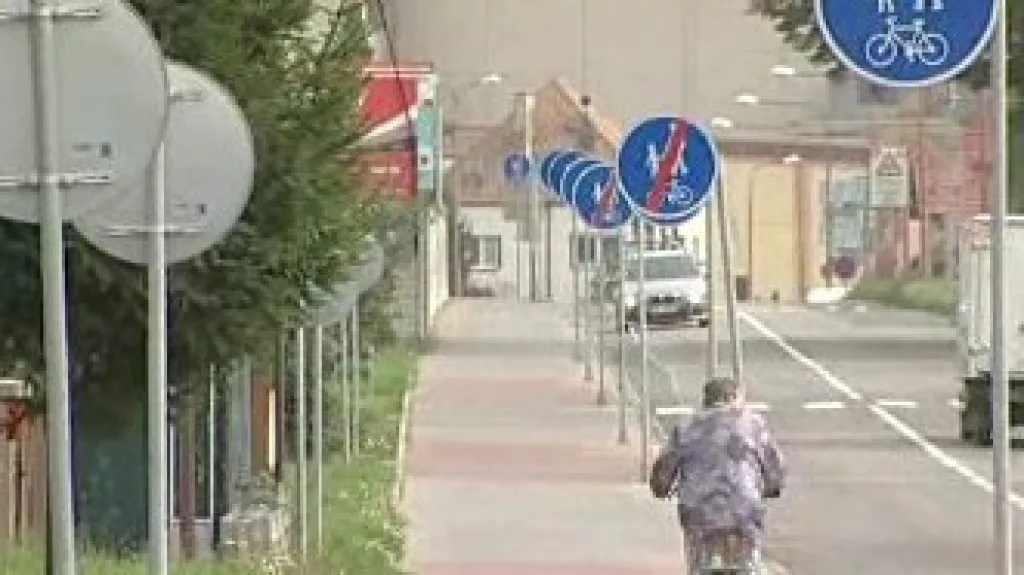 Značky lemující cyklostezku v Uherském Hradišti
