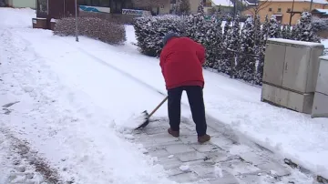 V malé obci mají na úklid sněhu většinou jen hrabla
