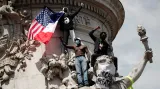 Protesty na náměstí Republiky v Paříži