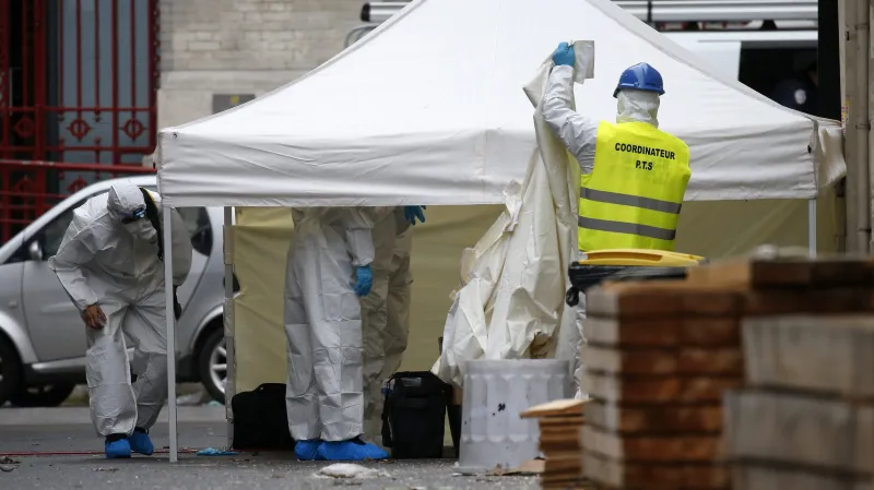 Forenzní experti na místě policejní razie v Saint-Denis