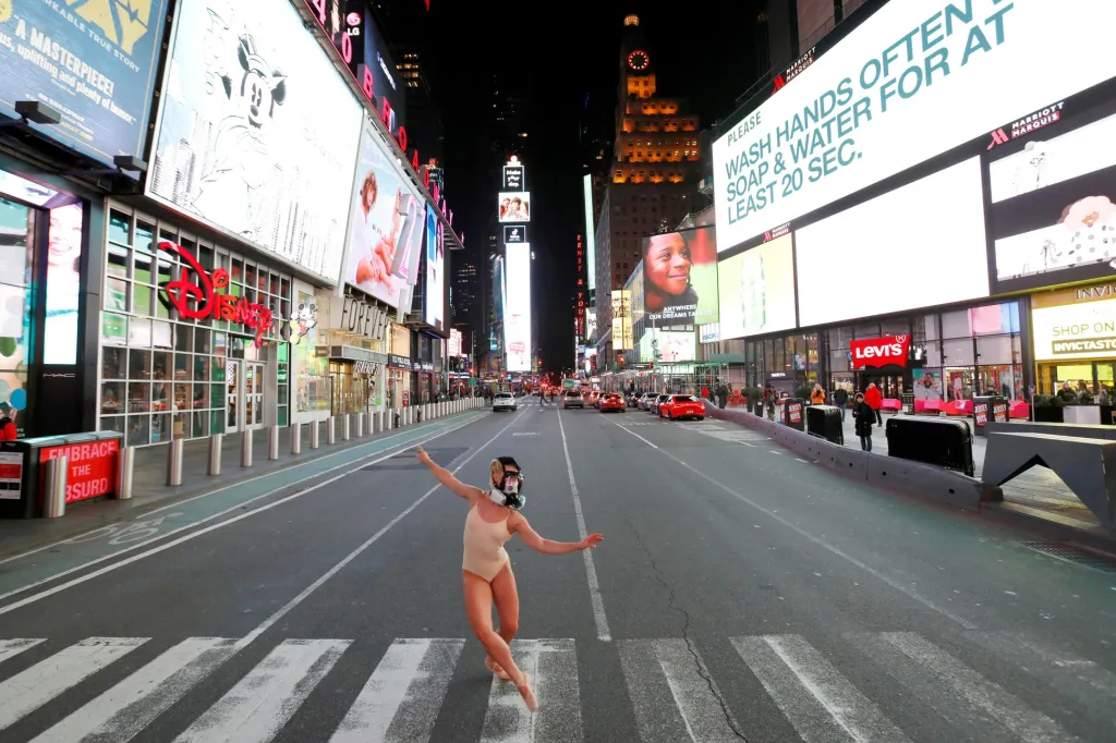 S uzavřením divadla kvůli koronaviru se snaží vyrovnat prostřednictvím pouliční performance baletka Ashlee Montagueová, která tančí na newyorském Times Square v plynové masce
