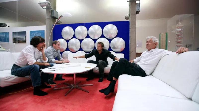 Jan Kaplický a architekti ze studia Future Systems