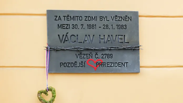 Pamětní deska na zdi věznice v Plzni na Borech
