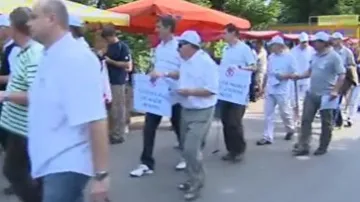 S golfistickým vybavením v rukou dnes protestovali starostové z obcí na Zlínsku proti rozdělování dotací