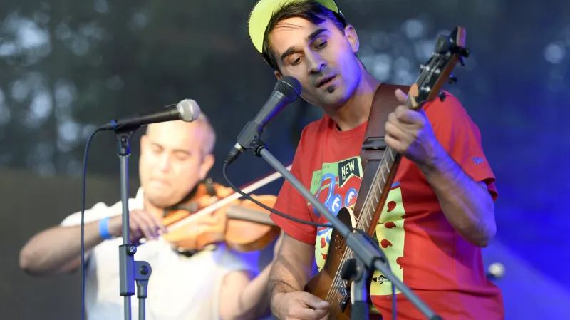 Radek Banga se skupinou Gipsy.cz na zahájení dvacátého ročníku světového romského festivalu Khamoro na Střeleckém ostrově v Praze