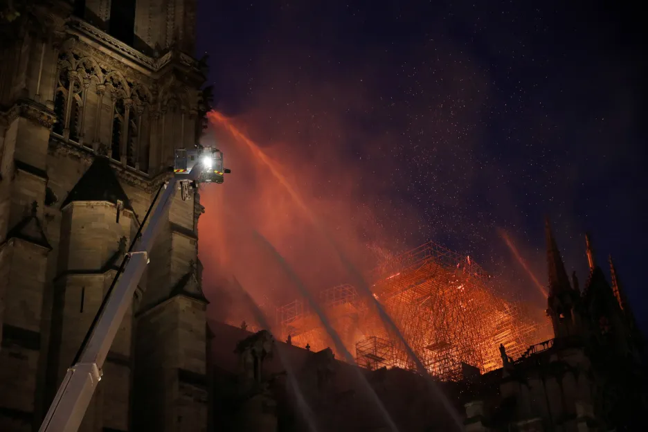 Hasiči bojují s požárem katedrály Notre-Dame v Paříži