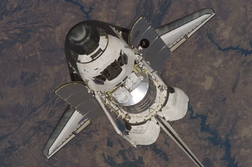 Otevřený nákladový prostor raketoplánu při průletu nad územím USA