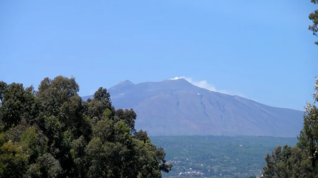 Dominantní Etna stále dýchá na Sicílii