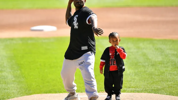 Kanye West v teplácích na návštěvě baseballového zápasu