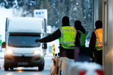 Pandemie ve světě: Pendleři budou do Rakouska potřebovat test, hranice přivírá i Norsko