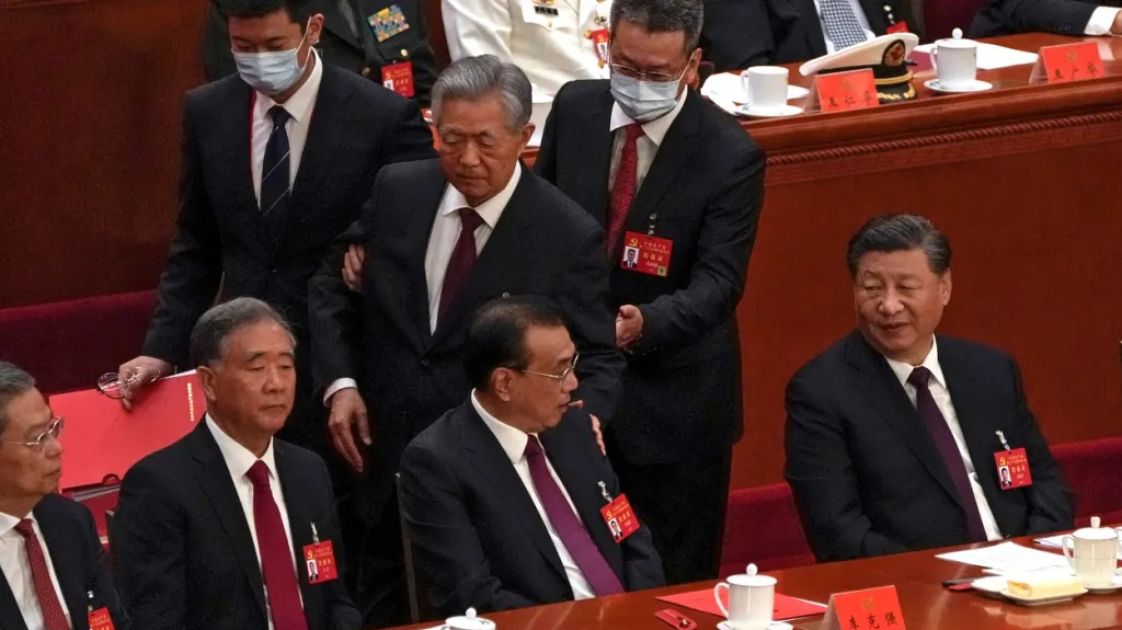 Strážci odvádějí ze sálu bývalého čínského prezidenta Chu Ťin-tchaa