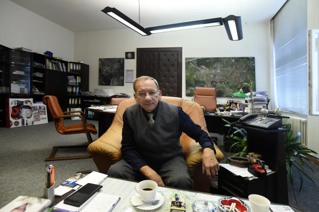 Ve své kanceláři oslavil senátor a primátor Teplic 16. února 2017 své 70. narozeniny.
