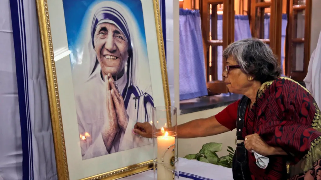 Indická žena se dotýká v Kalkatě portrétu Matky Terezy