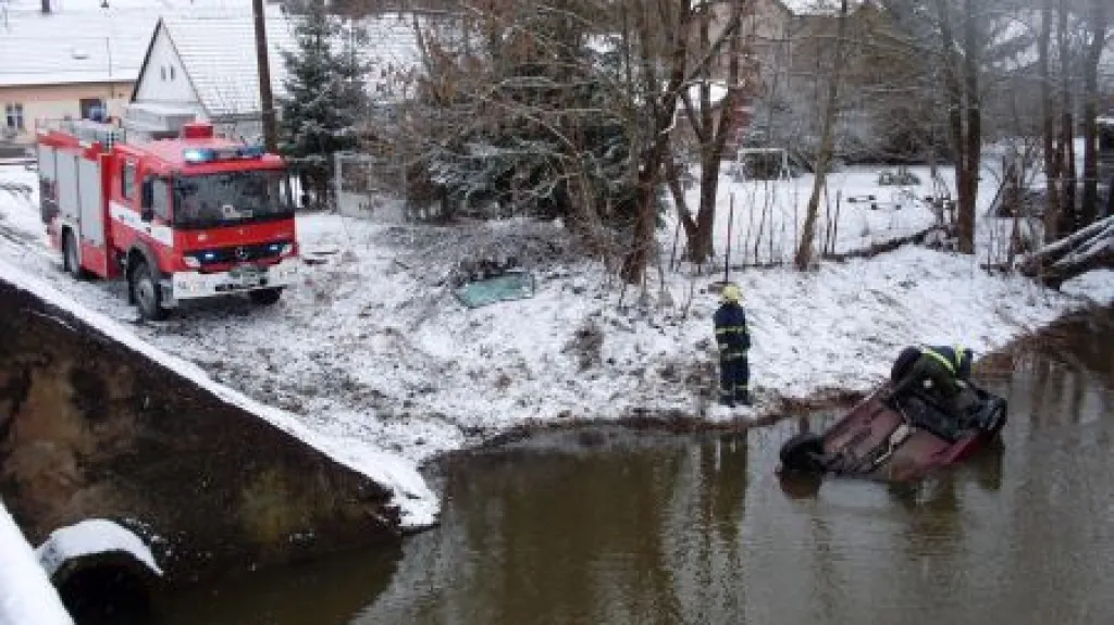 Auto skončilo v řece