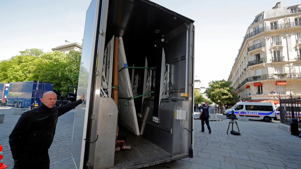 Stěhování cenností z katedrály Notre-Dame