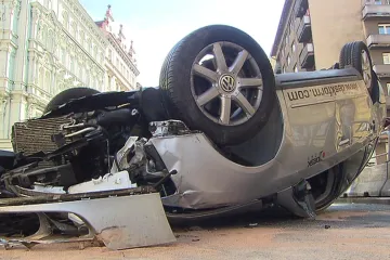 V Praze skončilo po nehodě auto na střeše