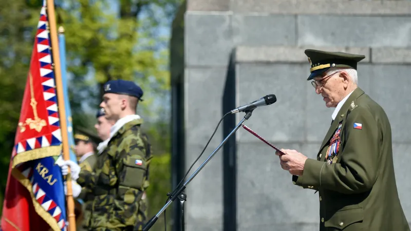 Čestný občan Ostravy, plukovník ve výslužbě Bedřich Opočenský (vpravo) vystoupil s projevem při oslavách 71. výročí osvobození Ostravy