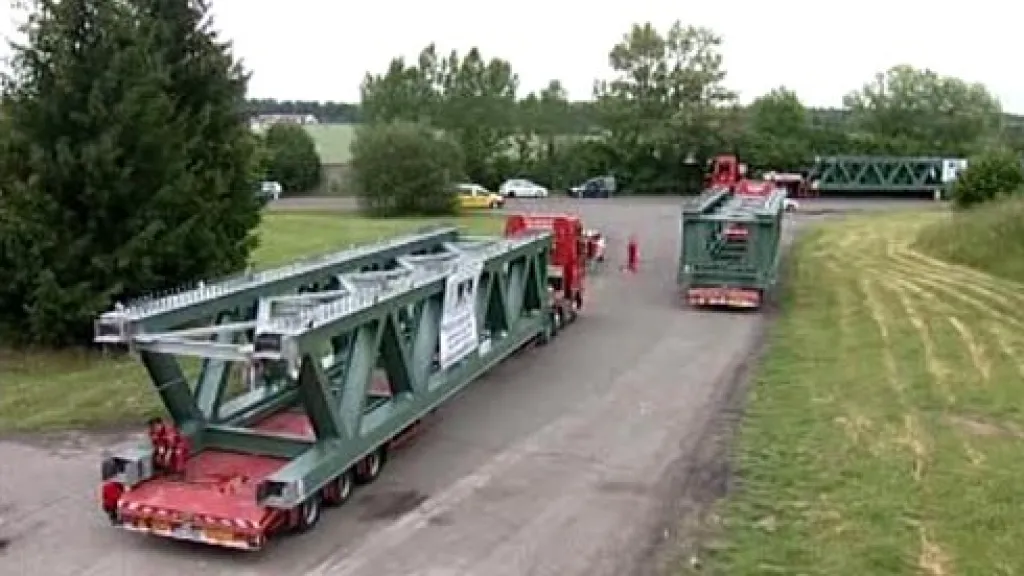 Železniční most na kamionech