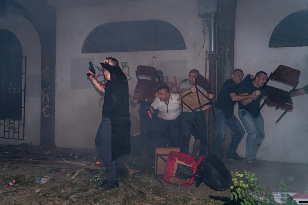 2. místo v kategorii Projekt Evropa (Andrej Hložan / Speciální jednotka vojenské policie Kobra se ukrývá za školními lavicemi během protestů v Novém Sadu)