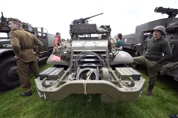 Historická kolona připomněla poválečný návrat obrněné brigády