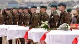 Rakve s oběťmi polského neštěstí